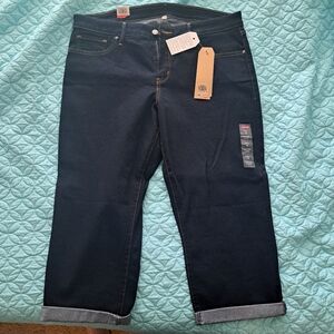 Levi's shaping capris